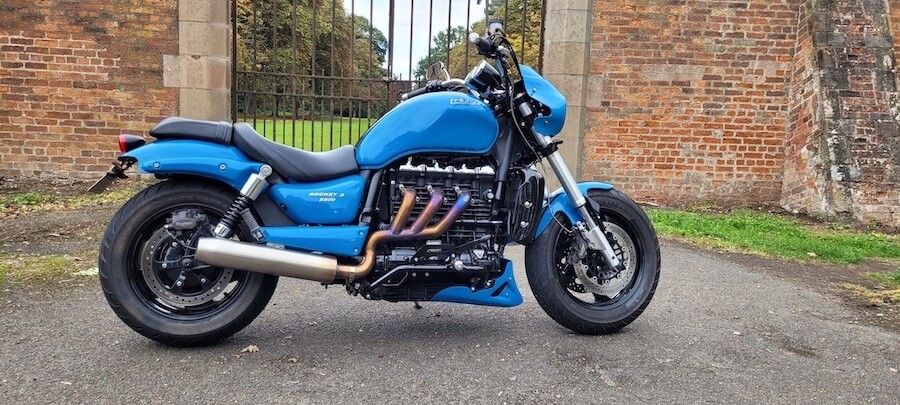 TRIUMPH ROCKET 3 BELLY PAN – BLACK FIBREGLASS – MID SIZE –
