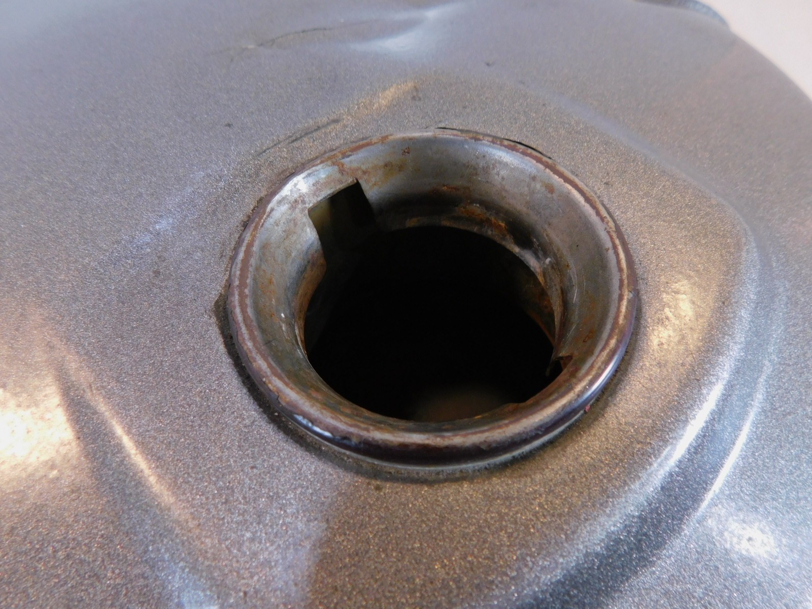 1979-1981 Suzuki GS850G 850G Silver Fuel Gas Petrol Tank Reservoir Cell – Dented