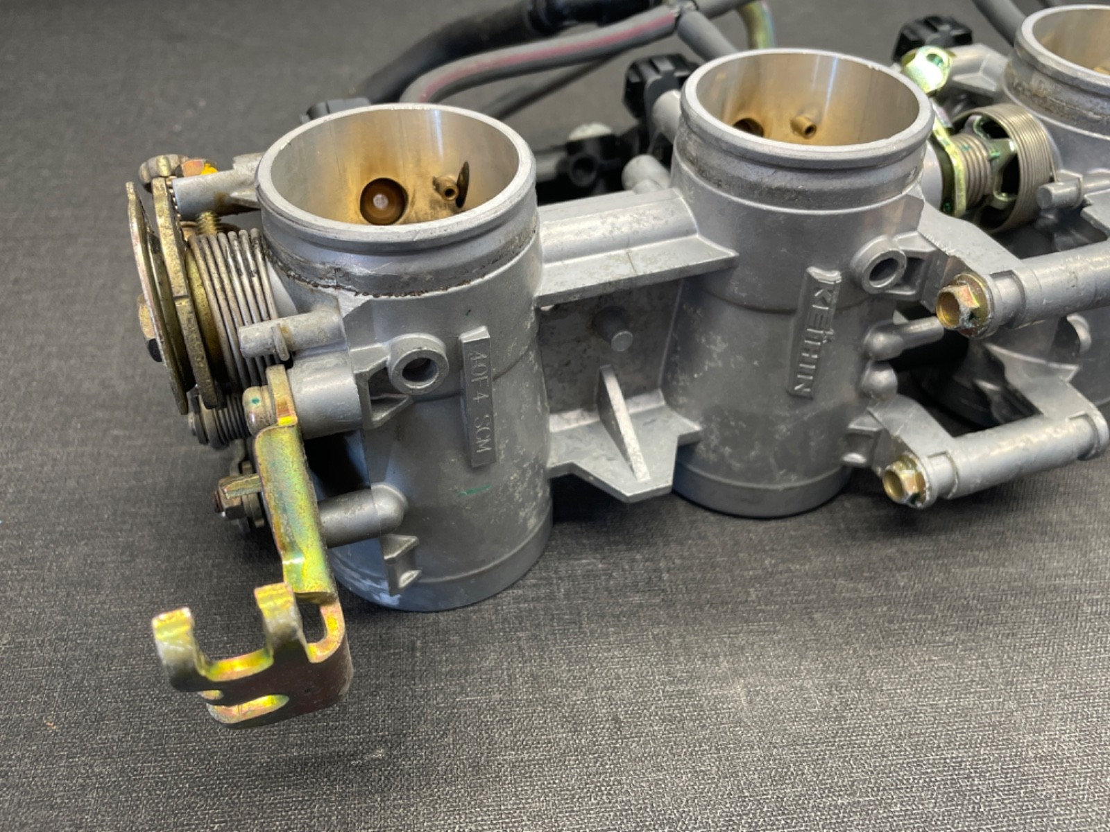 03-04 Suzuki GSXR 1000 Throttle Body Fuel Injectors Intake Keihin OEM 40F4 SCM