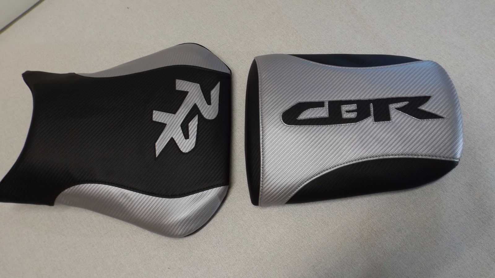 HONDA 2005/2006 CBR600RR BLACK VINYL CF TEXTURE/SILVER FRONT & REAR SEAT COVERS
