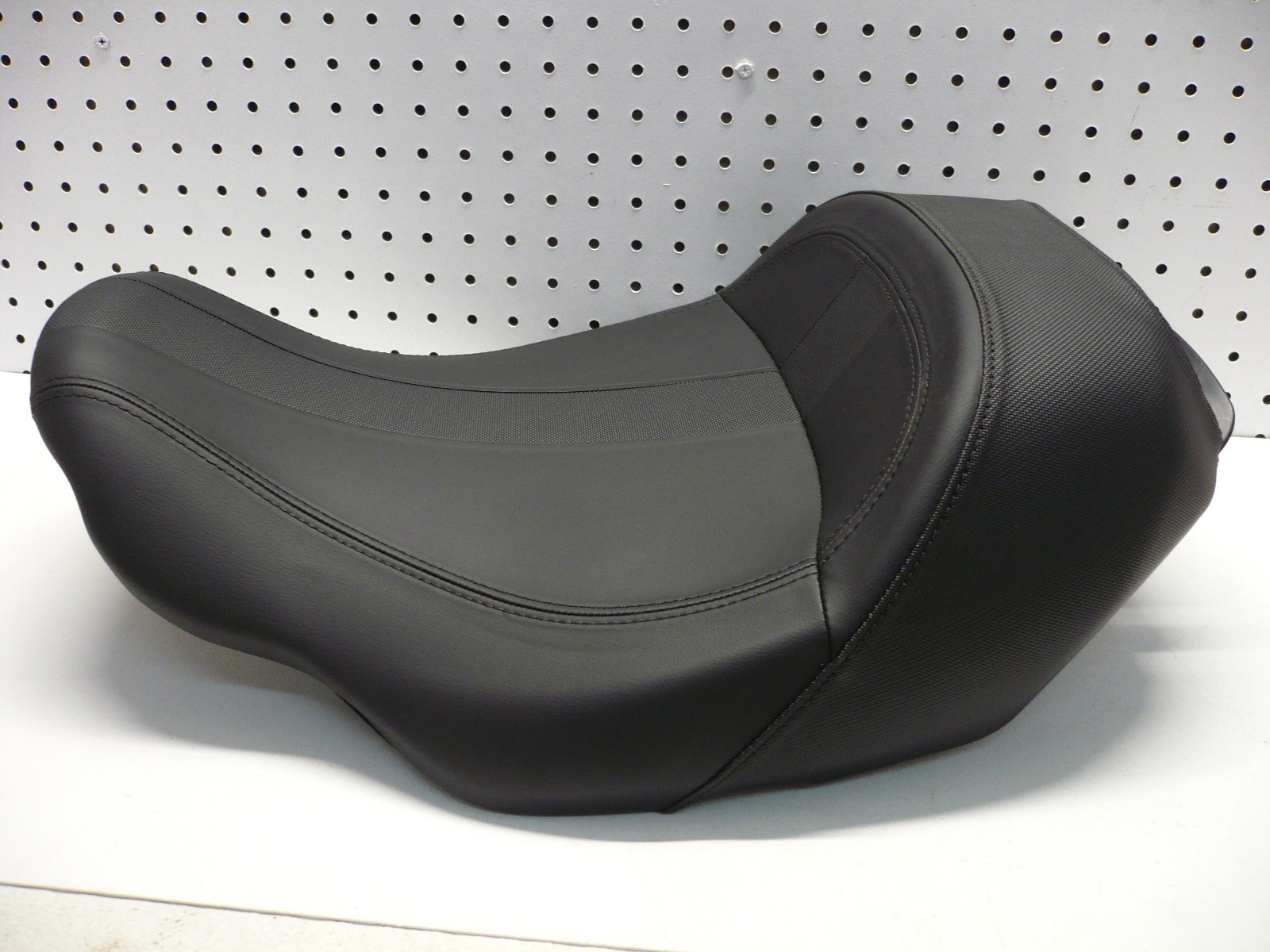 Harley HD 26 Touring NEW Front Driver Low Profile Solo Seat Smooth OEM 52000690