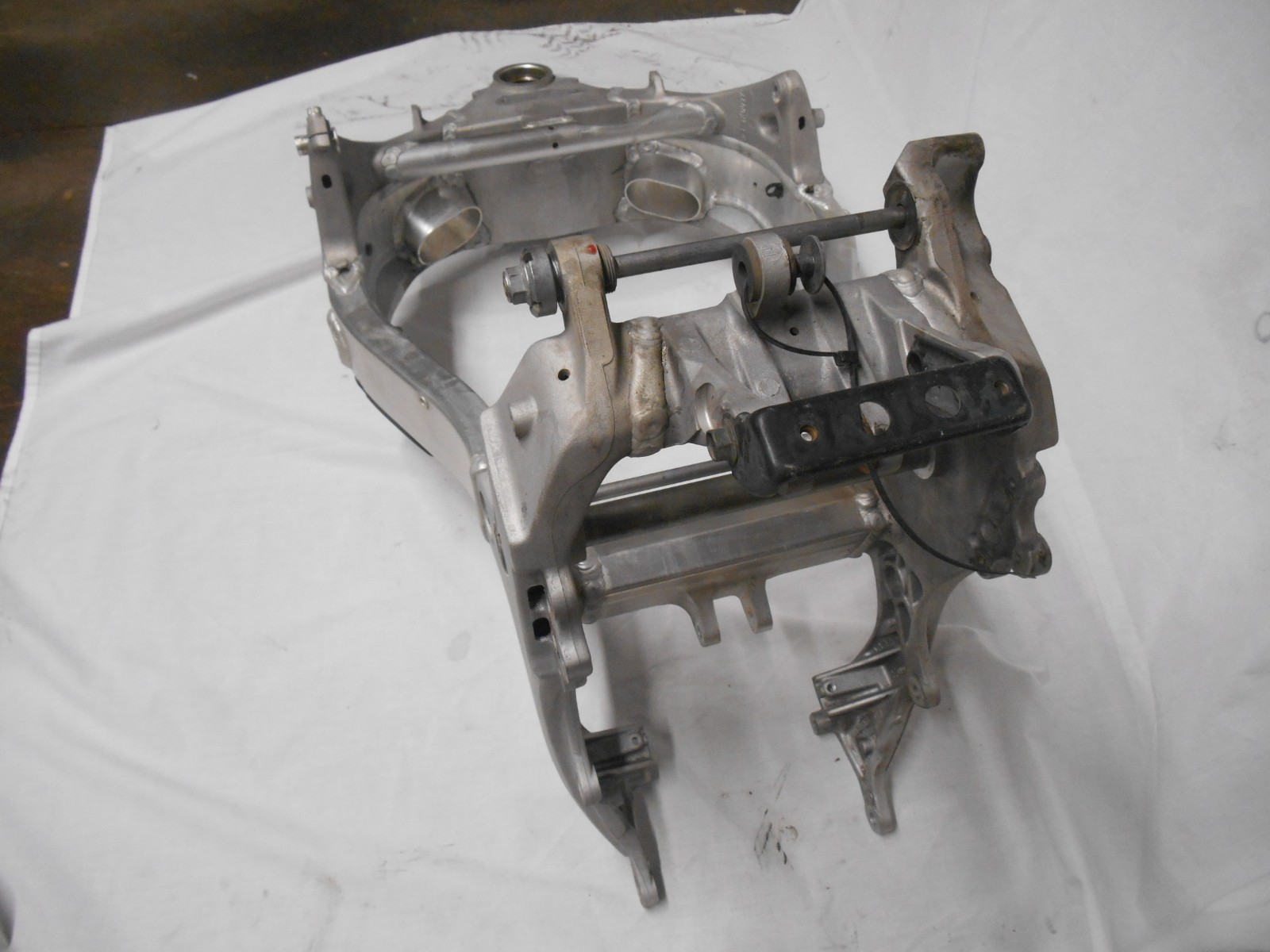 2006 Suzuki GSX1300R Hayabusa GSXR 1300 Gen 1 Busa OEM Main Frame Chassis 99-07