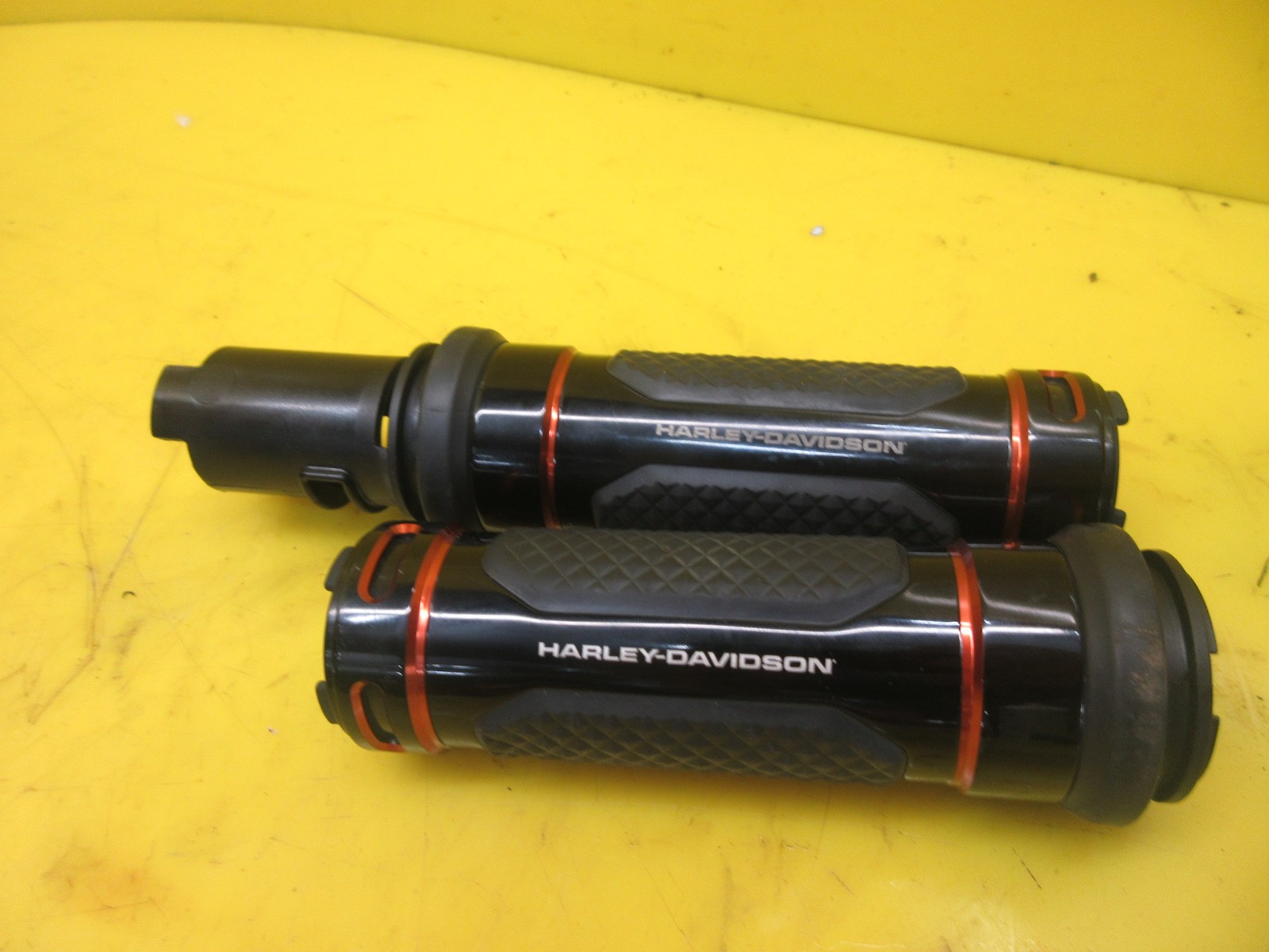 OEM HARLEY DAVIDSON ORANGE & BLACK RIGHT LEFT HANDLEBAR GRIPS GRIP SET 56100544