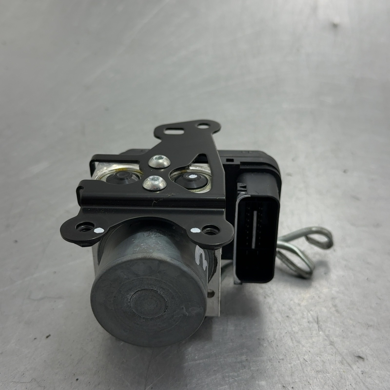 2025 Yamaha MT-09 Abs Hydraulic Pump Unit Module Bracket Oem MT09 Mt 09 25-26