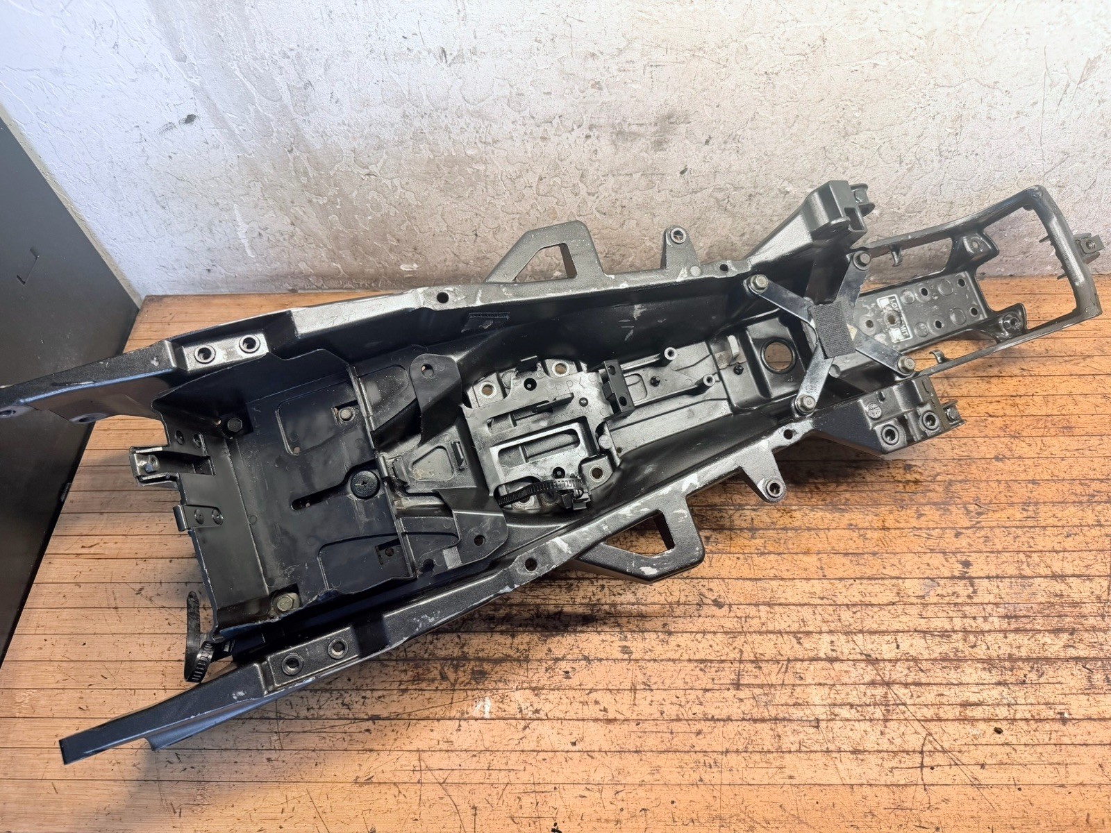 04 05 06 YAMAHA YZF R1 YZFR1 OEM FACTORY SUBFRAME REAR TAIL FRAME STRAIGHT!!!