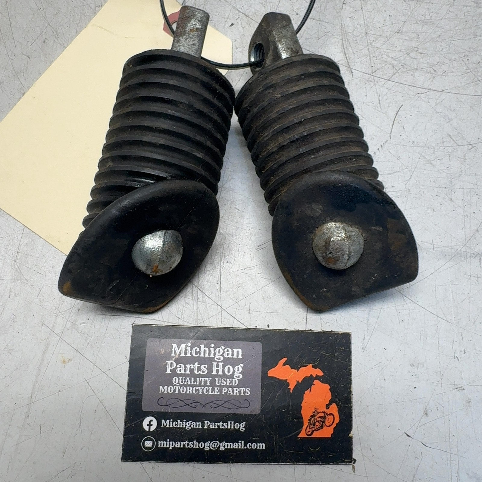 82-05 Harley Softail Dyna Sportster Front Wide Anti-Vibration Front Peg Set