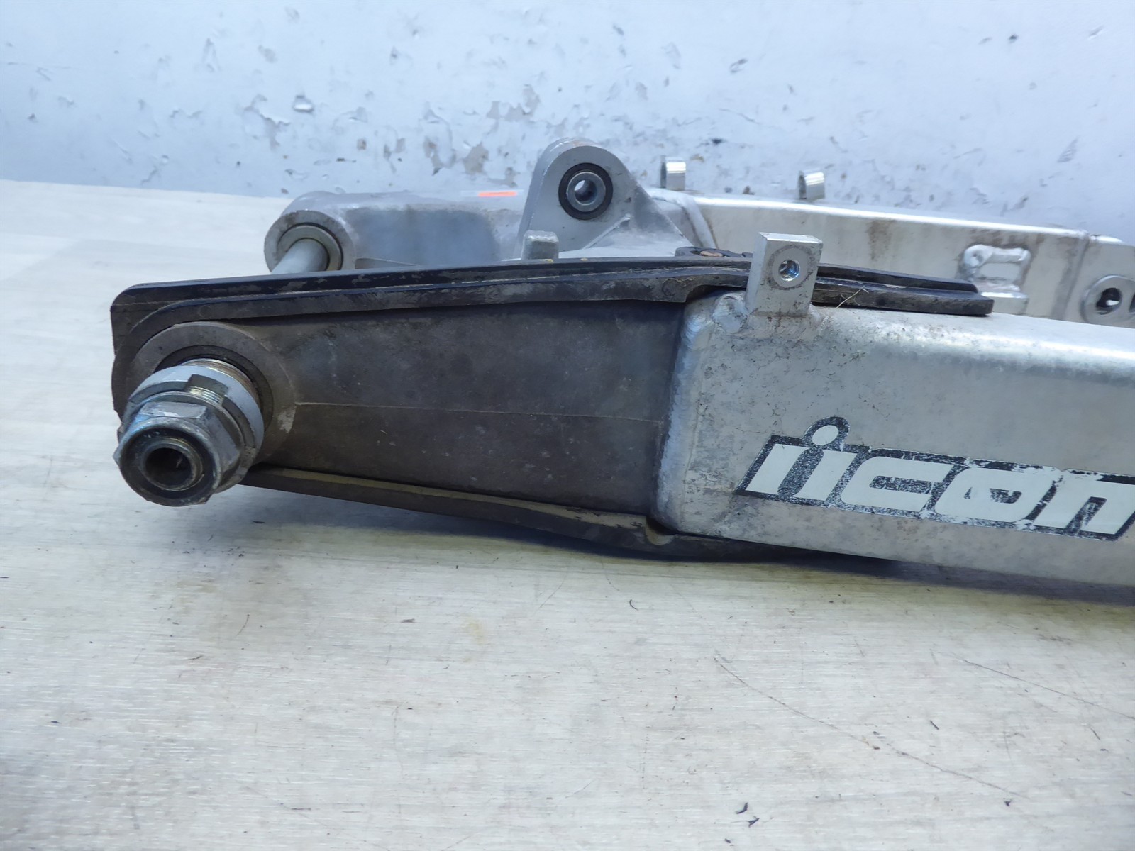 2000 Honda CBR600 F4 H20869) rear swingarm swing arm with mount bolt