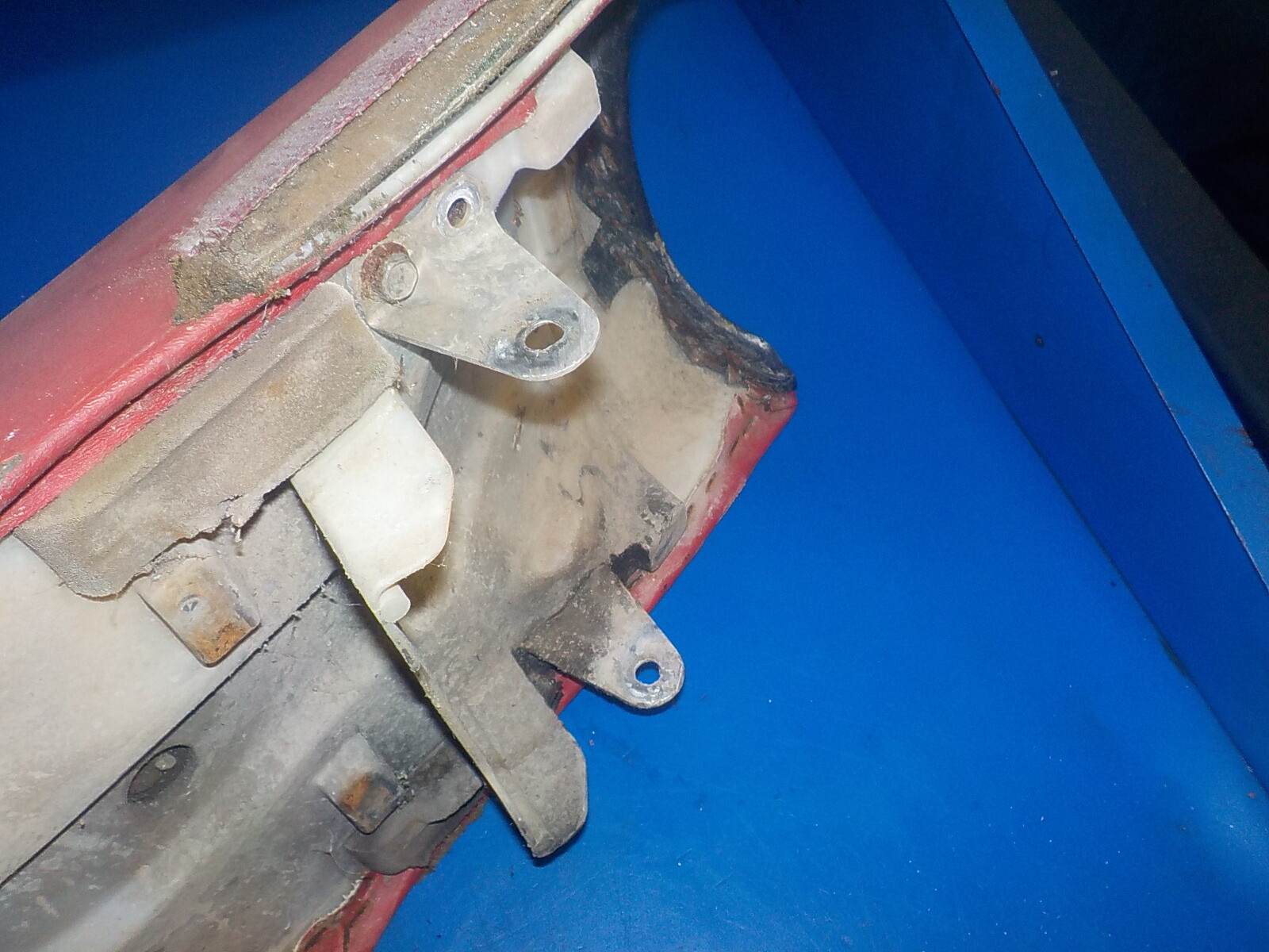 YAMAHA YZ 125 1983 SEAT , DAMAGED AS SHOWN IN PICTURES ,VERY ROUGH USED