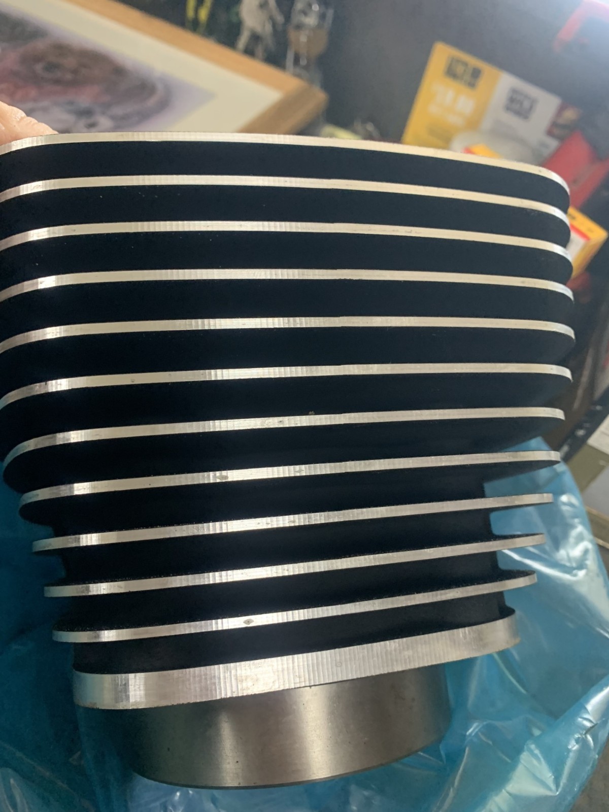 like new harley cylinders 16593-99 and pistons 22095-99b