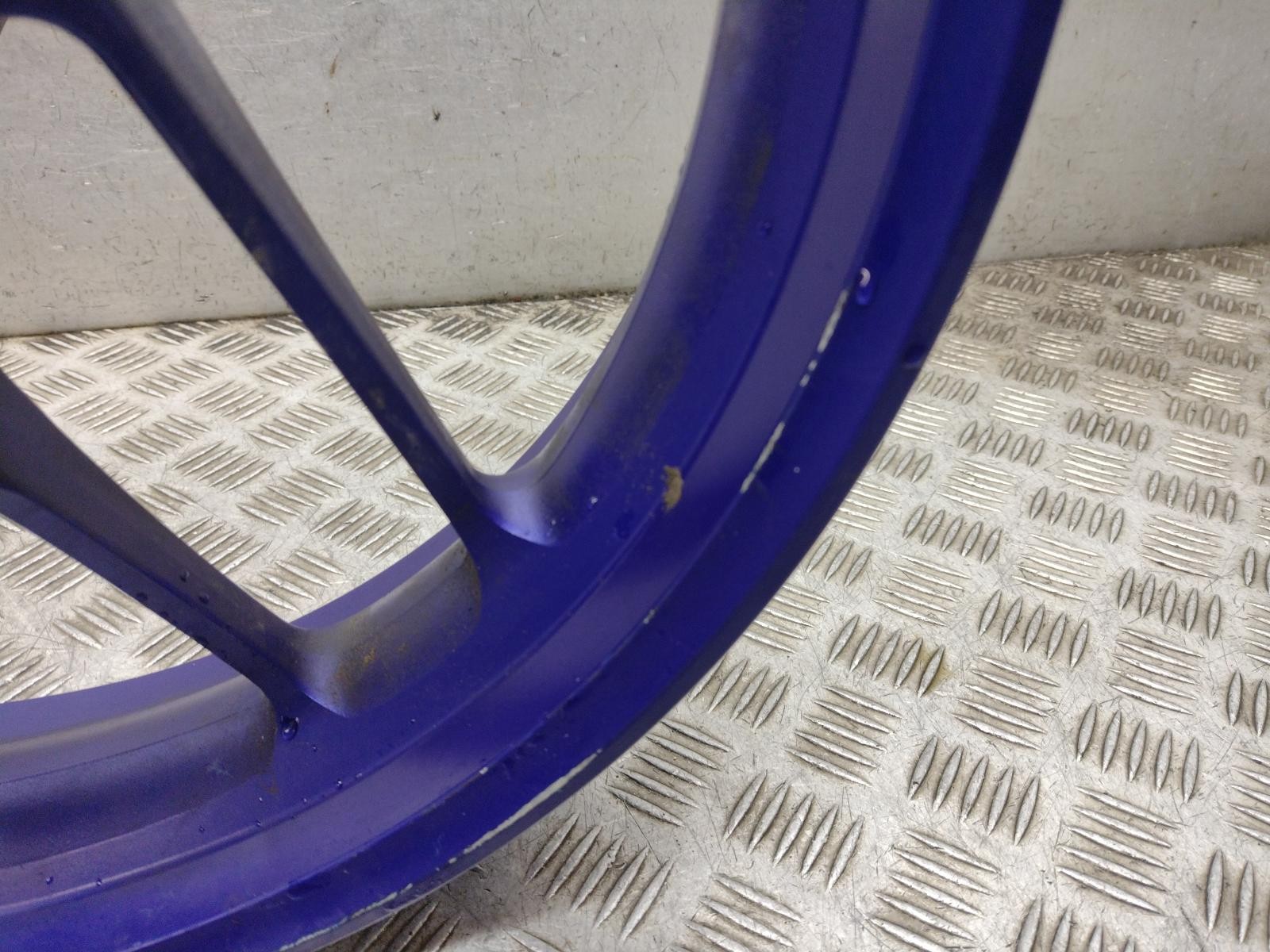 YAMAHA TRACER 9 WHEEL FRONT WHEEL 17X3.5 STRAIGHT , FEW LIGHT GRAZES AS PICTURE