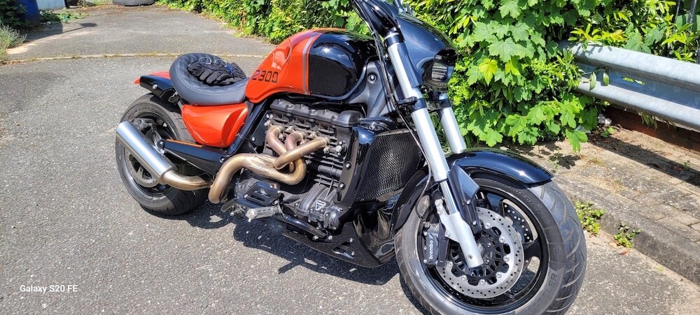 TRIUMPH ROCKET 3 BELLY PAN – BLACK FIBREGLASS – MID SIZE –