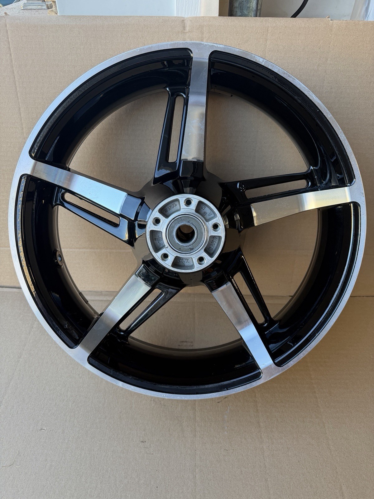 Harley-Davidson OEM 18″ x 5″ 24-up Touring Street Road Glide Rear Wheel 40900905