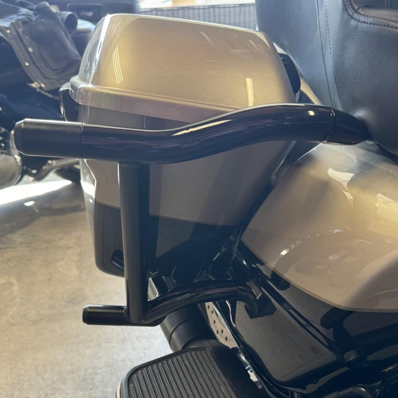 1.25″ Rear Saddlebag Guard Crash Bar For Harley Road King Street Glide 2009-2026