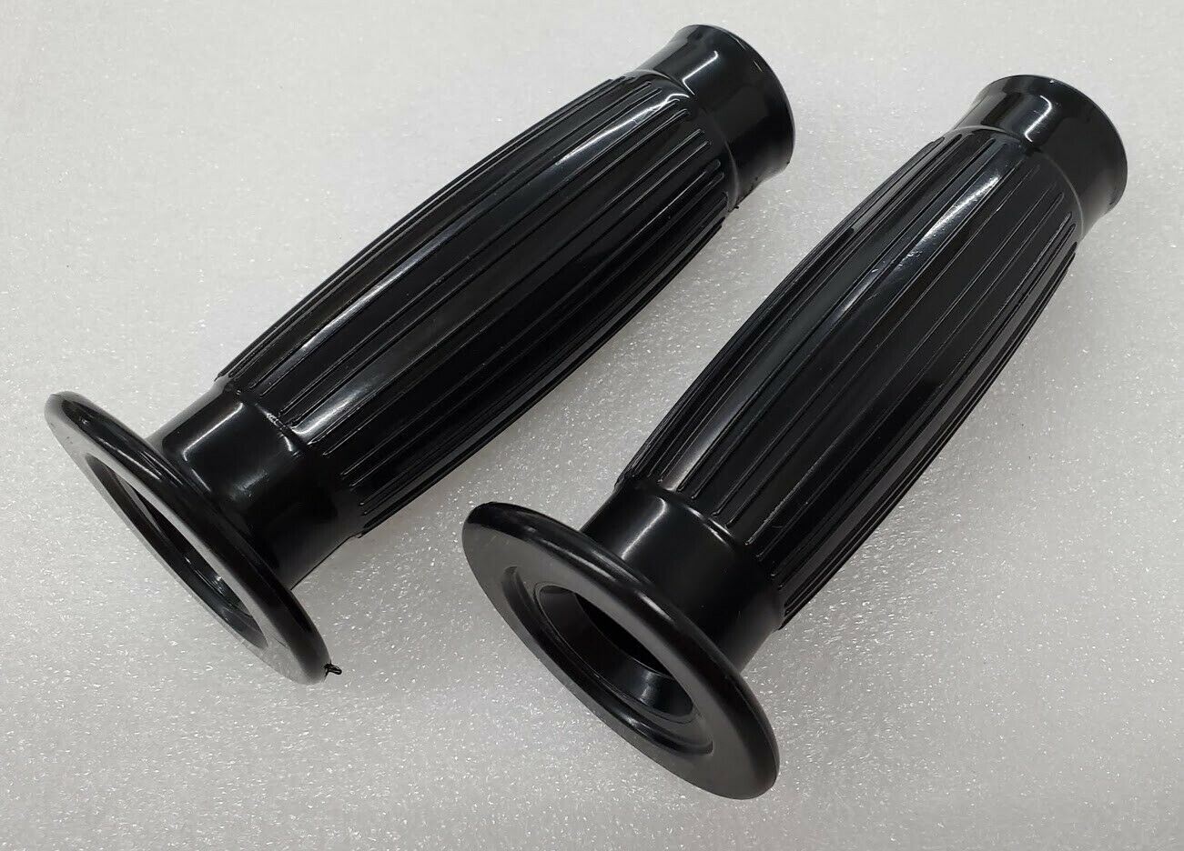 Universal Gran Turismo Style Handlebar Grips Grip Set 7/8″ Bars – Length of 5″