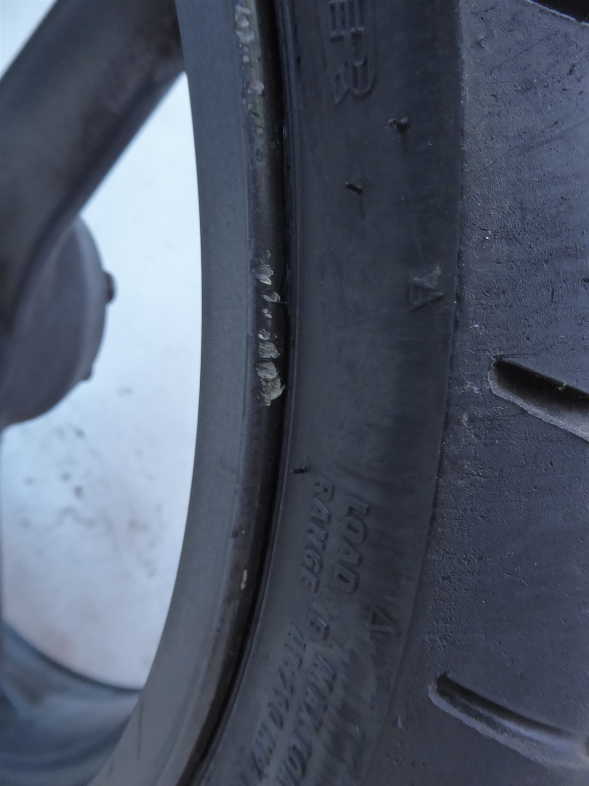 2000 Kawasaki ZR750F Zephyr K20852) black front wheel rim 17in