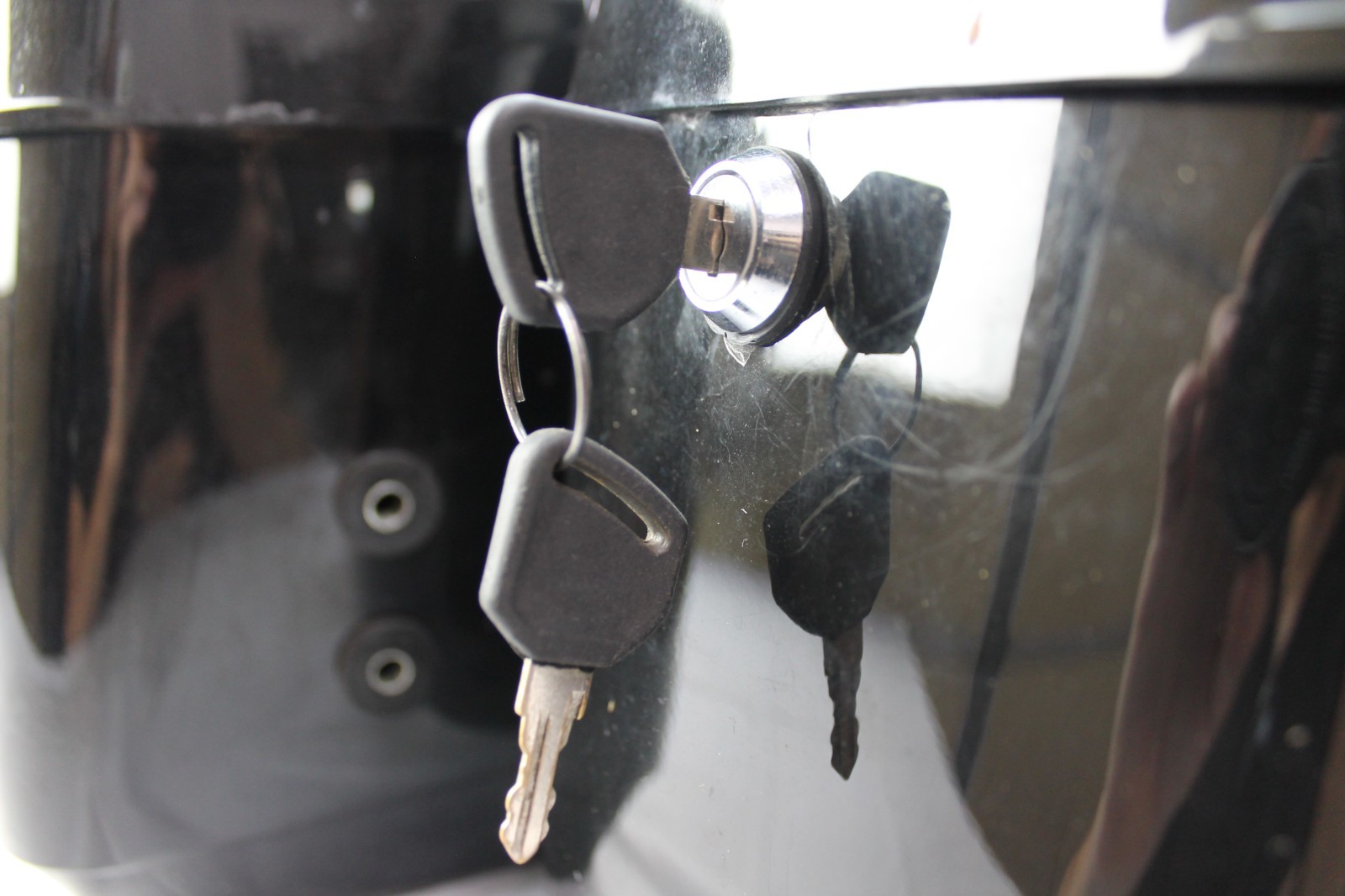 UNIVERSAL HARD PLASTIC LOCKABLE SADDLEBAGS WITH KEY