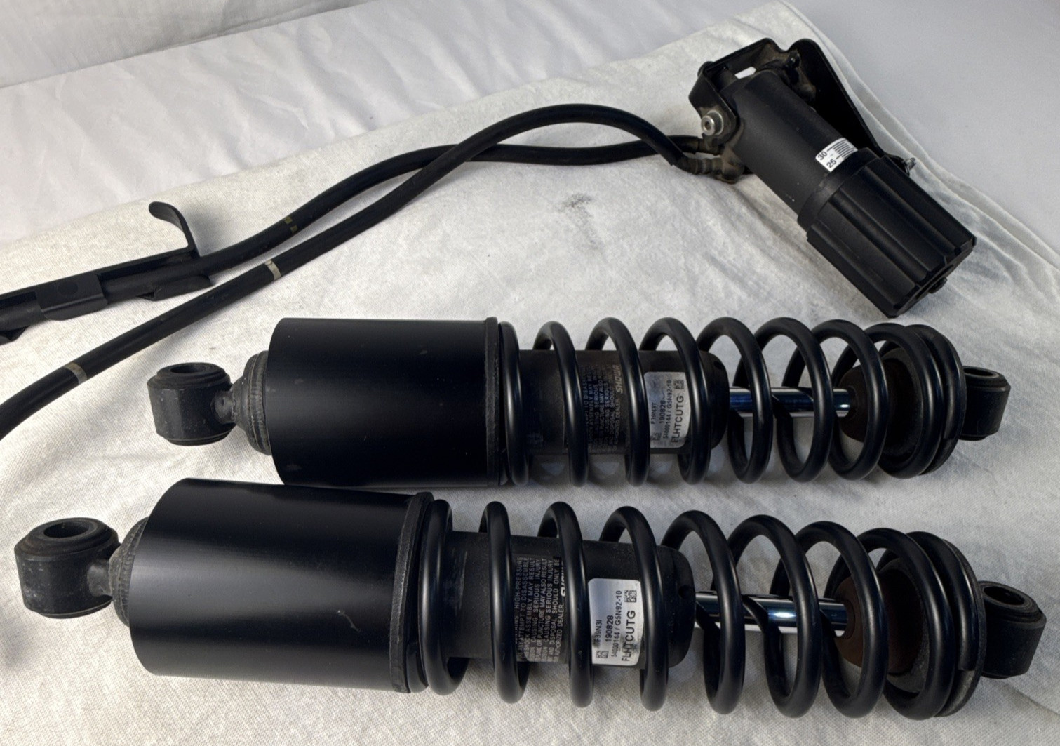 HARLEY DAVIDSON GENUINE 13 IN TRI GLIDE SHOCK ABSORBER SET 54000144