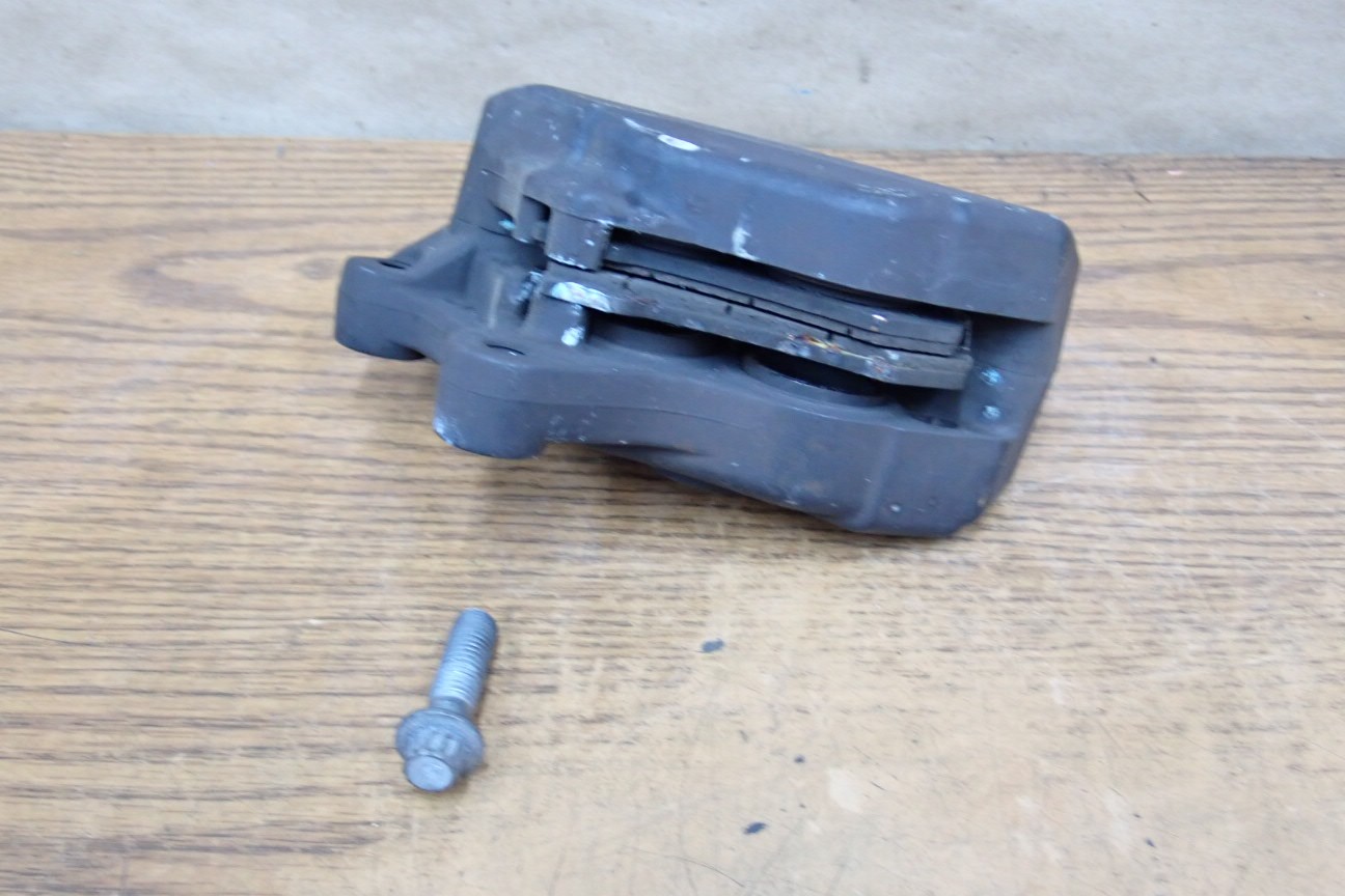 08-25 HARLEY DAVIDSON FRONT RIGHT BRAKE CALIPER 44023-08