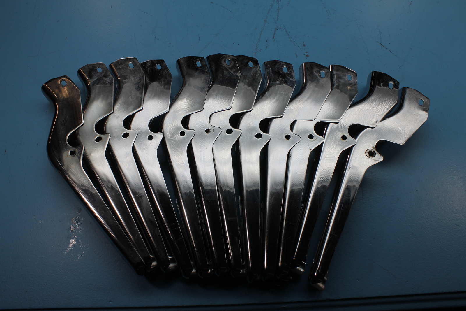 47504-97 HARLEY-DAVIDSON CHROME RIGHT REAR FENDER STRUT FRAME COVER (1)