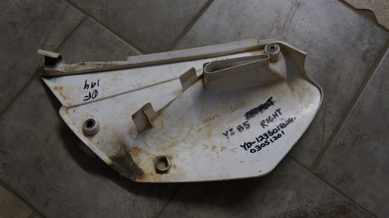 02-04 Yamaha YZ85 Right Side Cover Panel White Plastic 5PA-21711-00-00 DF194