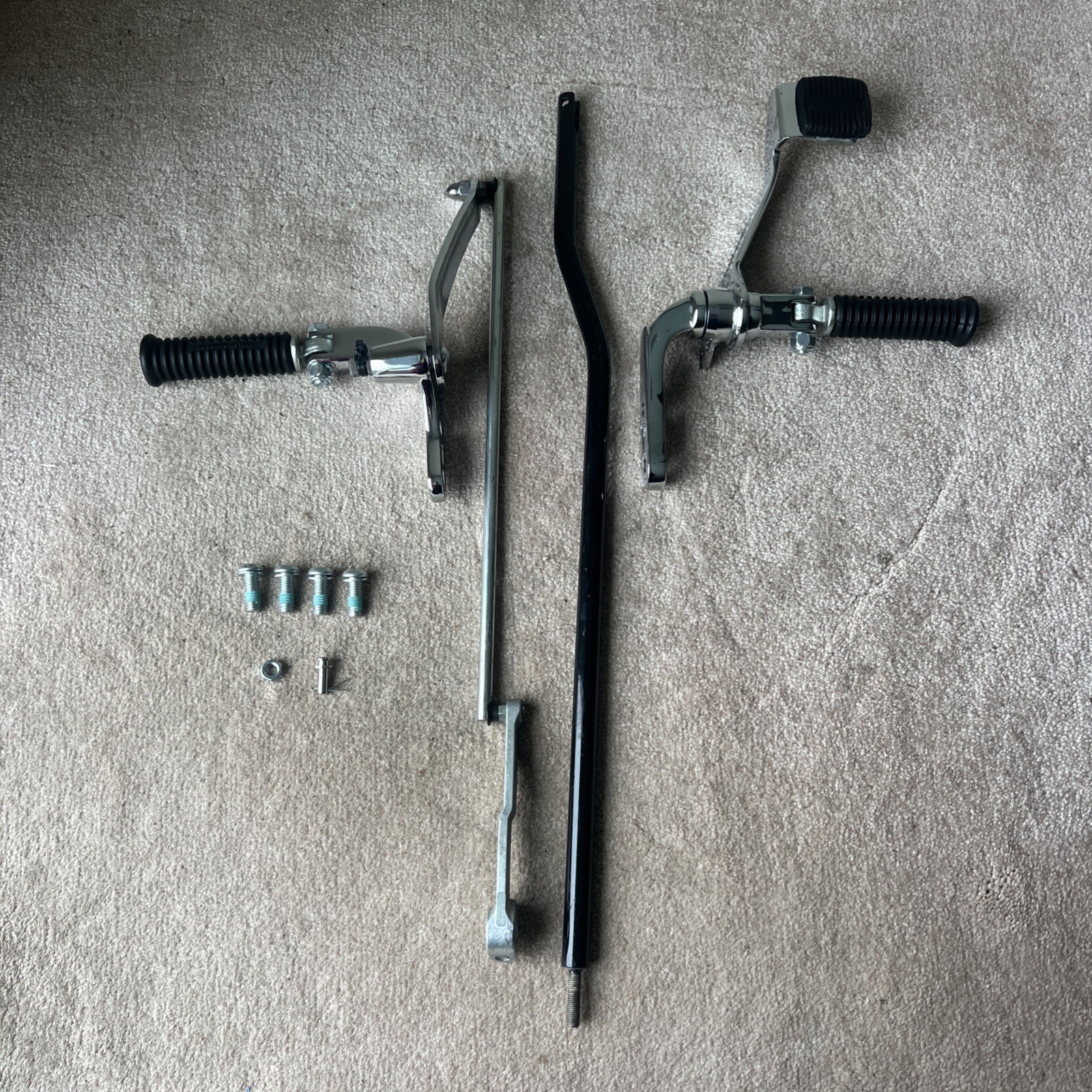 2007-17 HARLEY DAVIDSON DYNA OEM CHROME FORWARD CONTROLS WITH MOUNTING HARDWARE