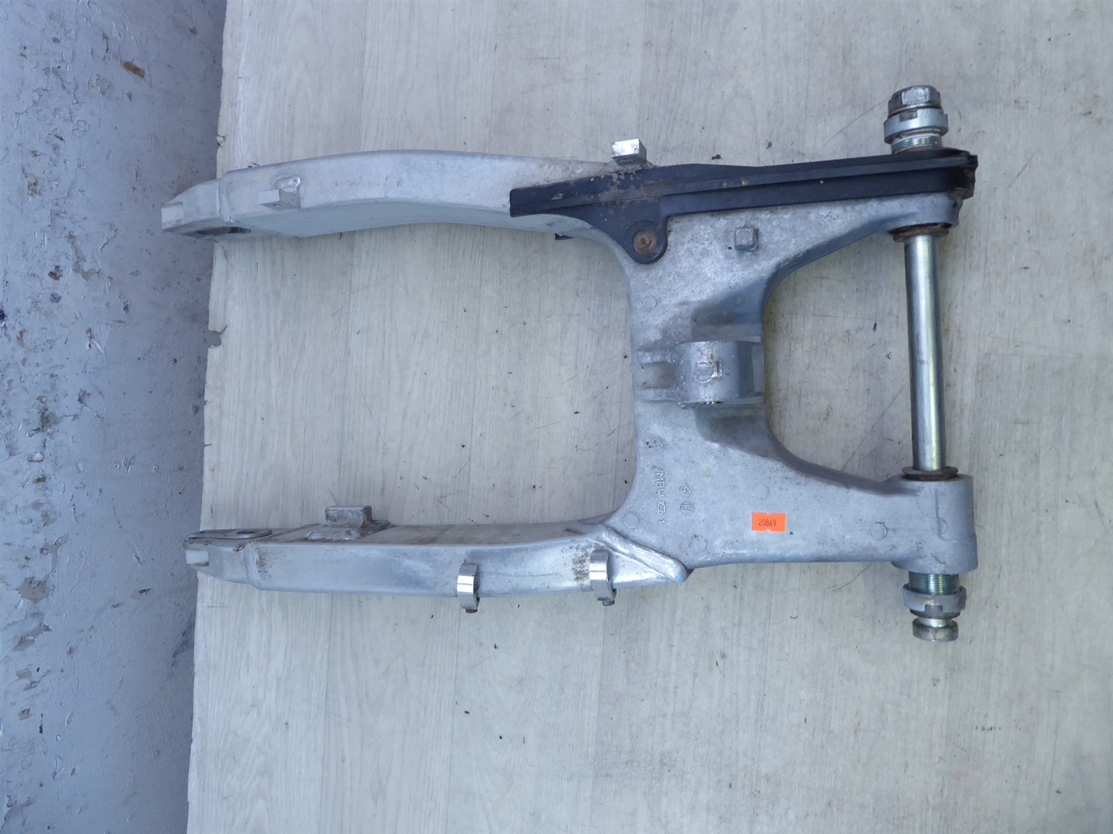 2000 Honda CBR600 F4 H20869) rear swingarm swing arm with mount bolt