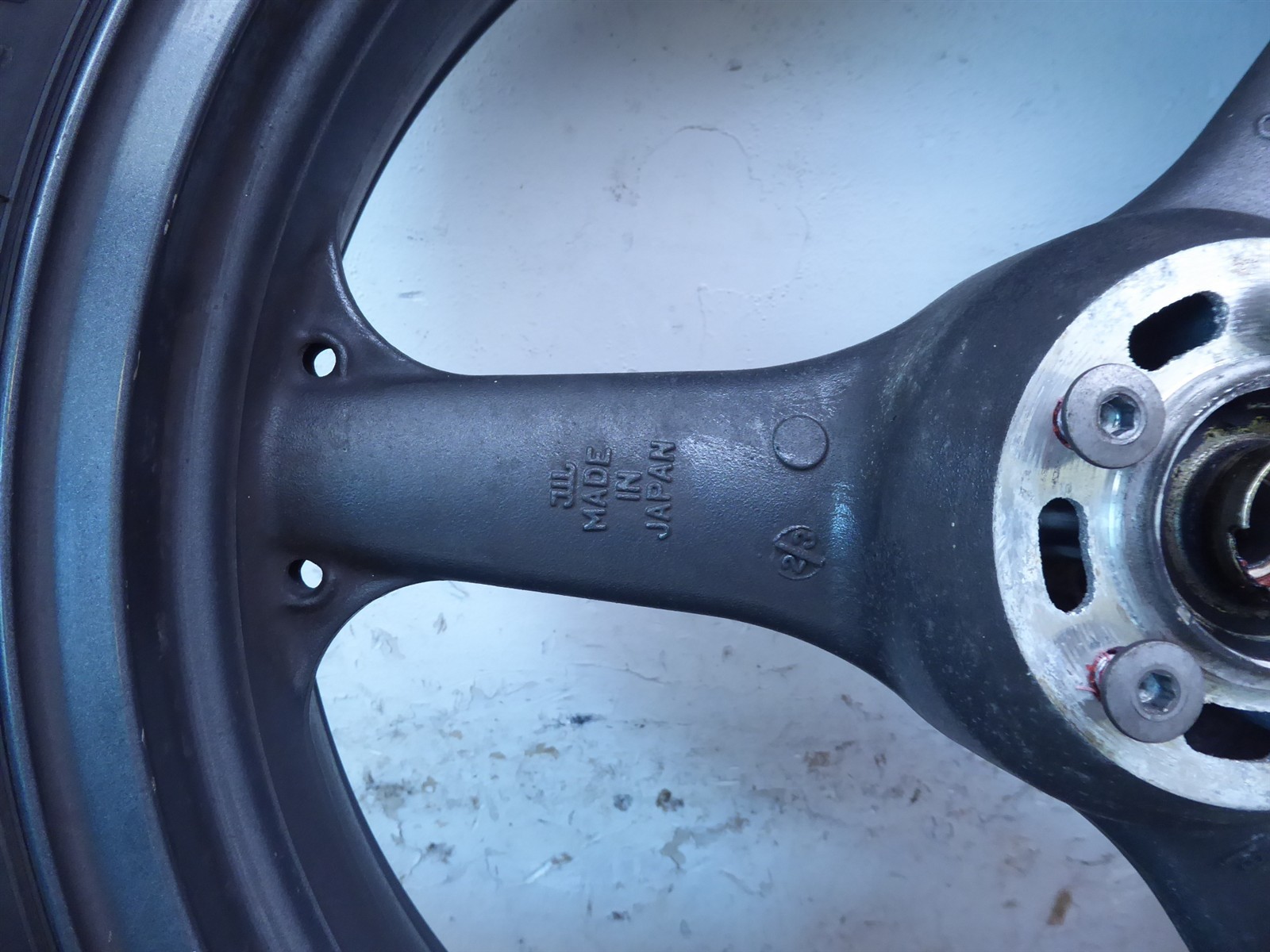 2000 Kawasaki ZR750F Zephyr K20852) black front wheel rim 17in