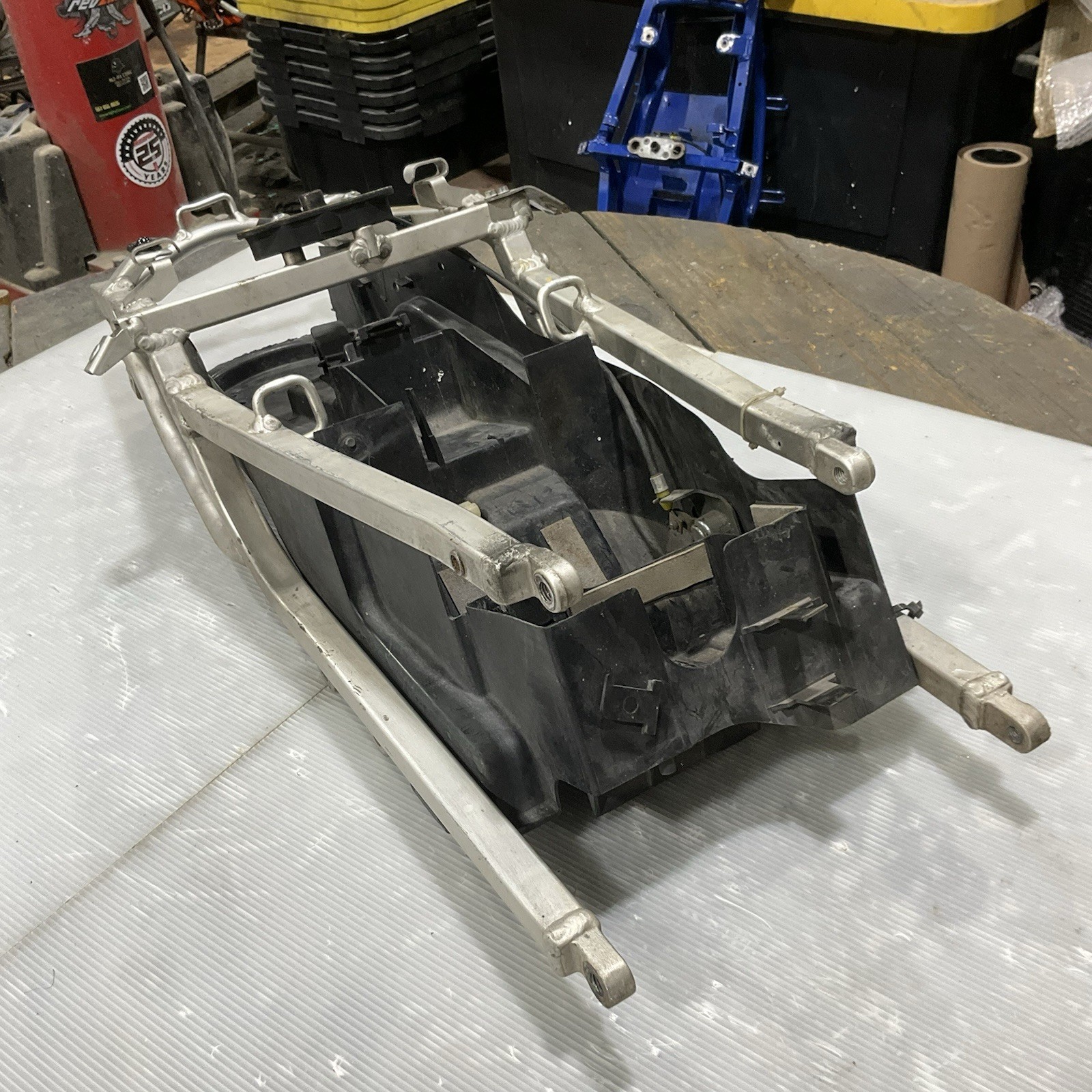 2001-2003 SUZUKI GSXR 600 750 01-02 GSXR 1000 OEM REAR SUBFRAME W/ Battery Tray