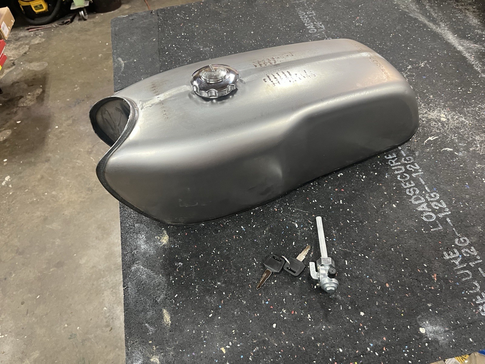 2.4 Gal-Cafe Racer,Gas Tank. Universal Blank-Honda,Yamaha,Suzuki,BMW