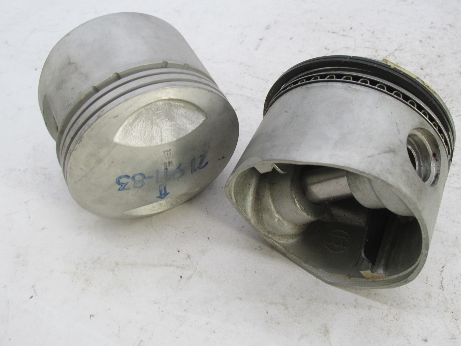Set of 2 Harley Davidson Genuine NOS Pistons +.010″ ’81-’84 offset pin 21991-80A