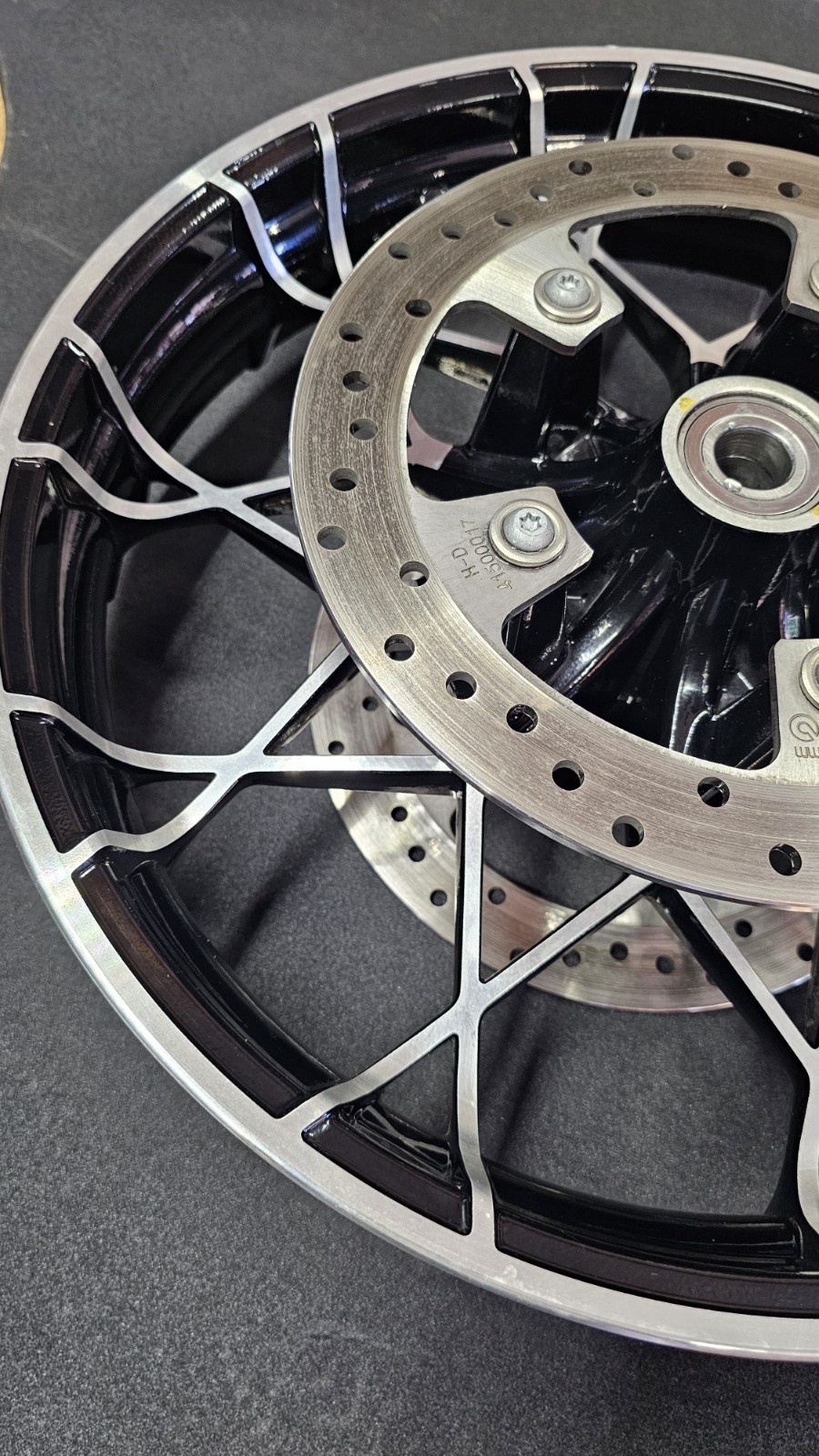 OEM 00-26 Harley 19″x3.5″inch Touring Front Prodigy Rim W/ Rotors