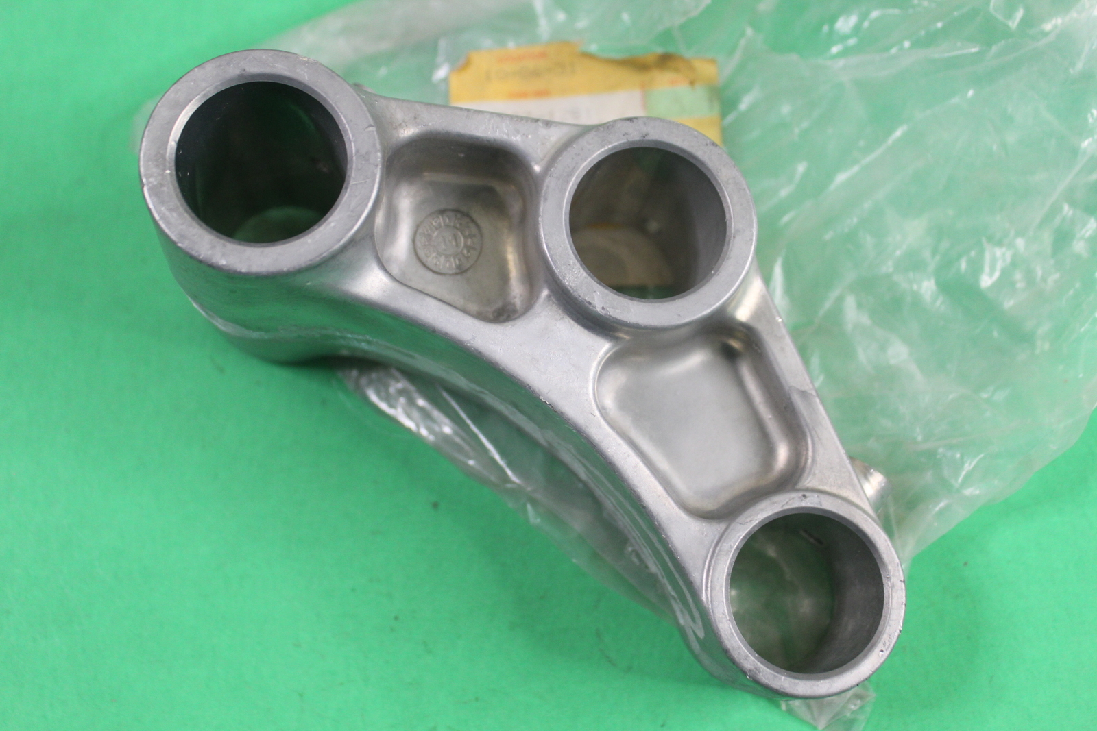 NOS OEM KAWASAKI ARM-SUSP, UNI TRAK ZR750-F5 ZR-7 ZR750F1 ZR750H1 #39007-1281
