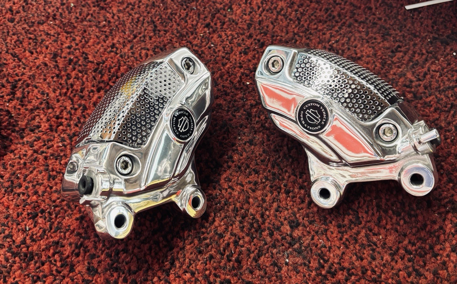2 GENUNE CVO TOURING Harley-Front Brembo Brake Calipers With Mounting Hardware