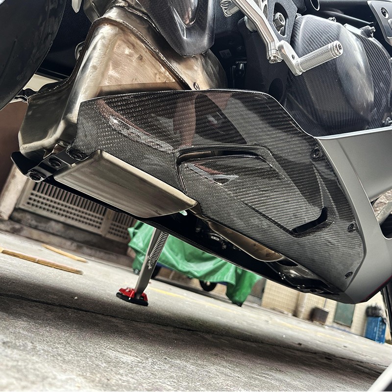 AOTWTR For QJMOTOR SRK 921RR 100% Carbon Fiber Rear Swingarm Frame Guard Fairing