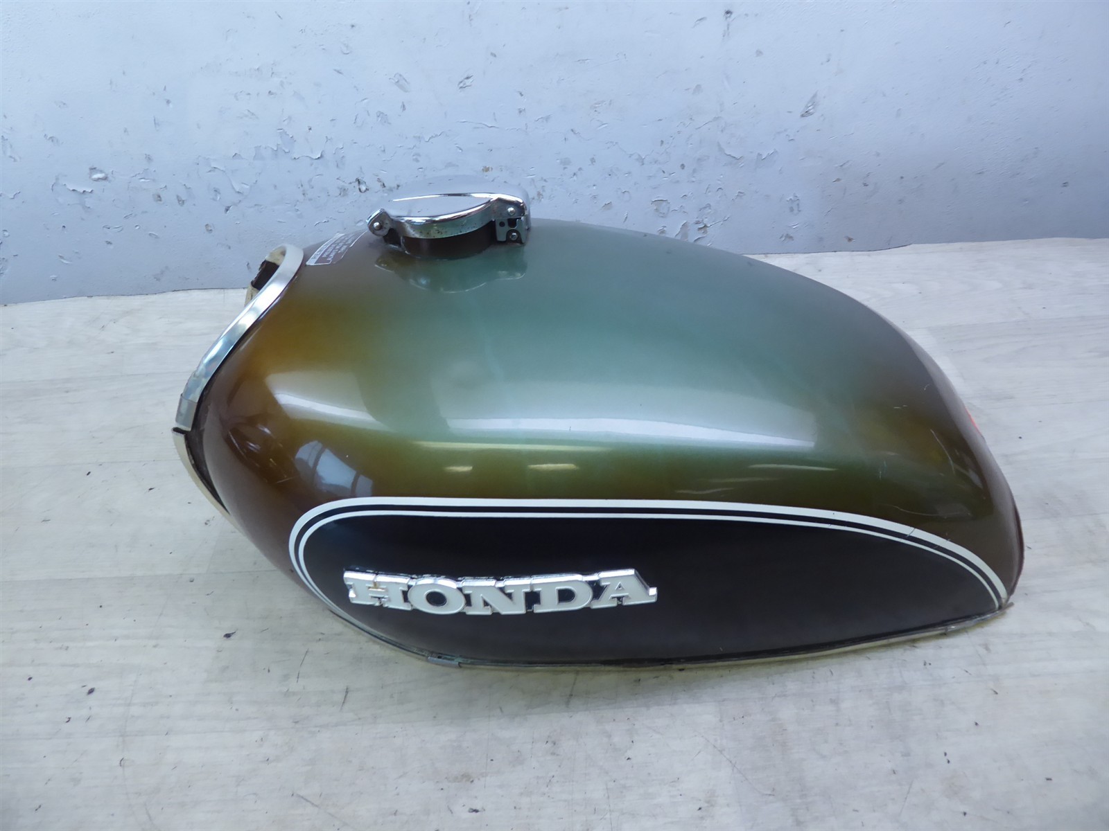 1972 Honda CB500 Four H21122) gas petrol fuel tank with emblems and cap