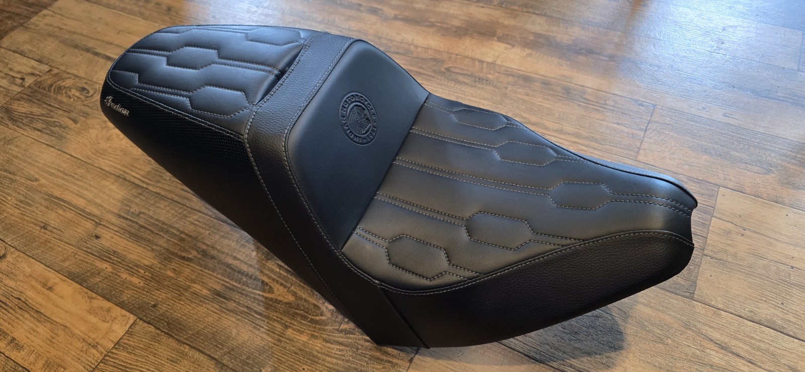 LIKE NEW 2022-2026 Genuine Indian Chief 2-Up High Bolster Seat Black 2890997-VBA