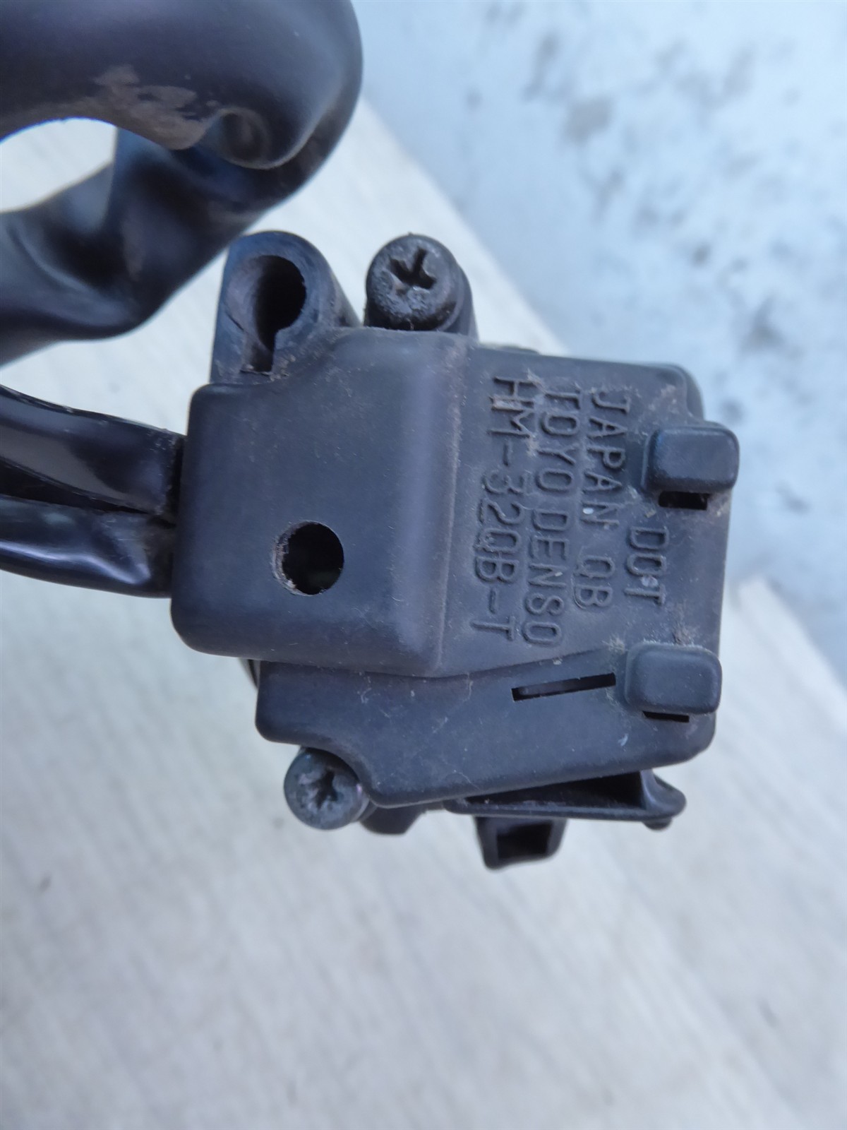 2000 Honda CBR600 F4 H20869) left hand control switches horn button choke lever