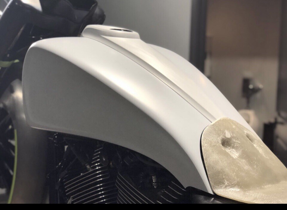 08-21 Harley Davidson Scalloped Stretched Tank Shrouds & Dash 6 Gallon