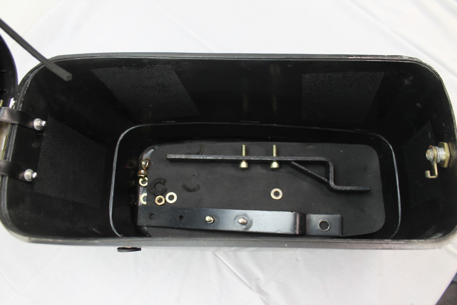 UNIVERSAL HARD PLASTIC LOCKABLE SADDLEBAGS WITH KEY