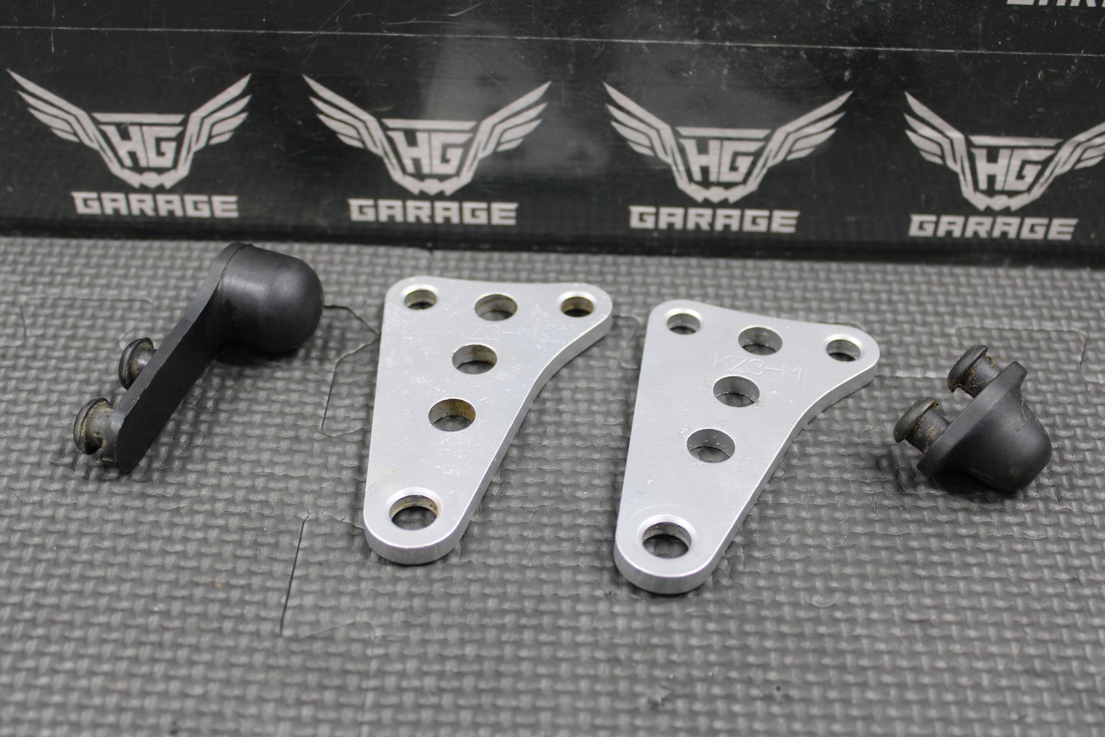 1995 1996 HONDA CR250R OEM MOTOR MOUNT HEAD HANGER BRACKETS RUBBER 50401-KZ3-600