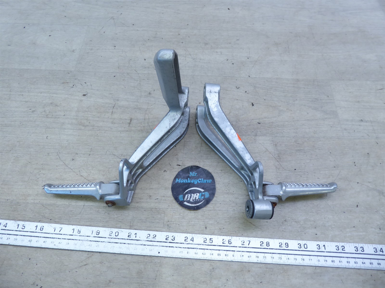 2000 Honda CBR600 F4 H20869) left and right rear foot pegs set with brackets