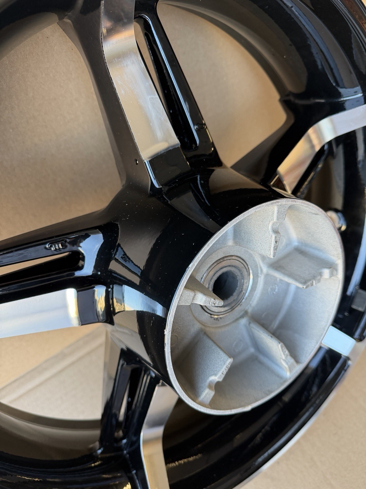 Harley-Davidson OEM 18″ x 5″ 24-up Touring Street Road Glide Rear Wheel 40900905