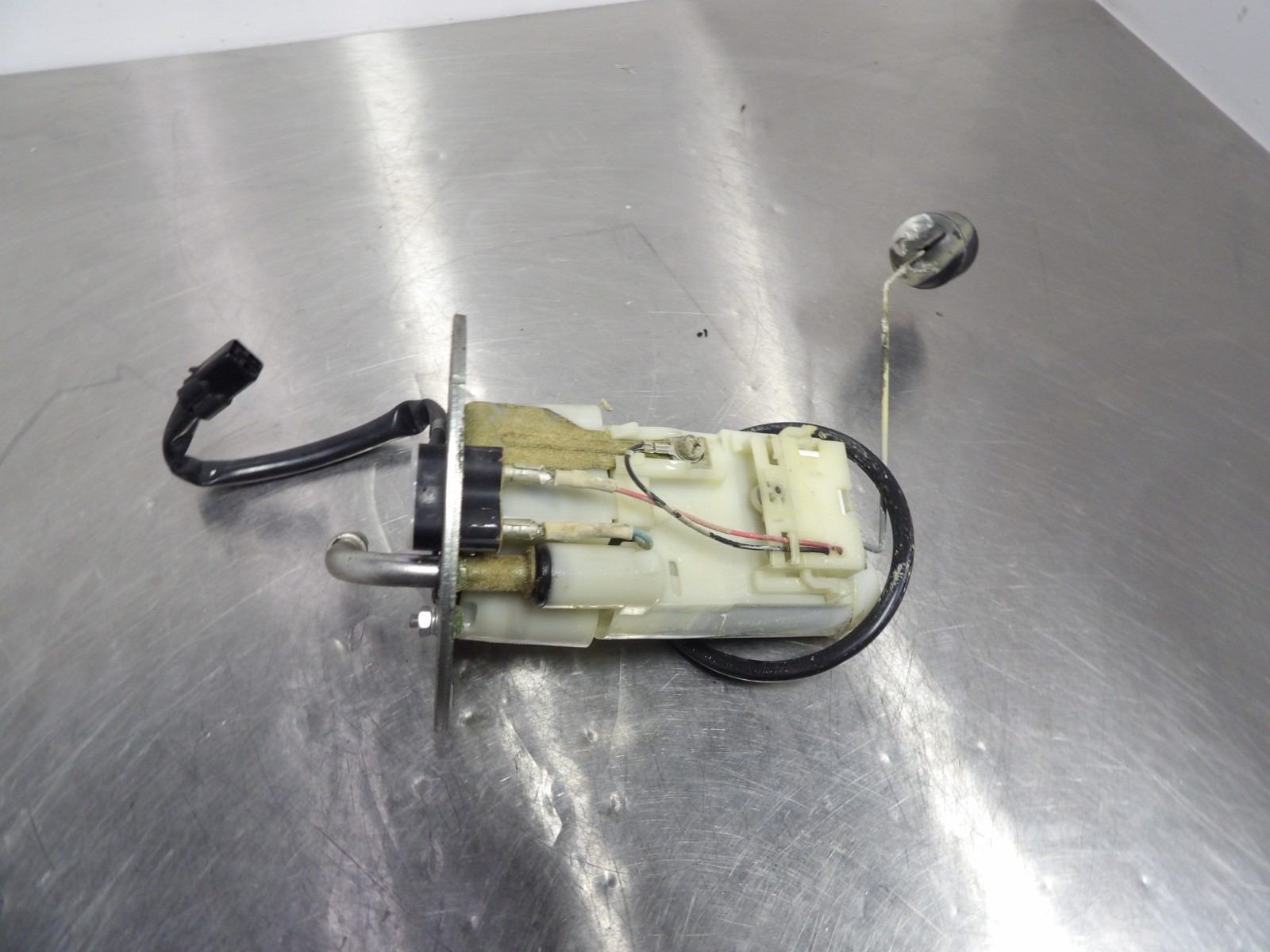 13-17 Kawasaki Ninja 300 fuel gas pump w/ sending unit (DAMAGED) 49040-0713