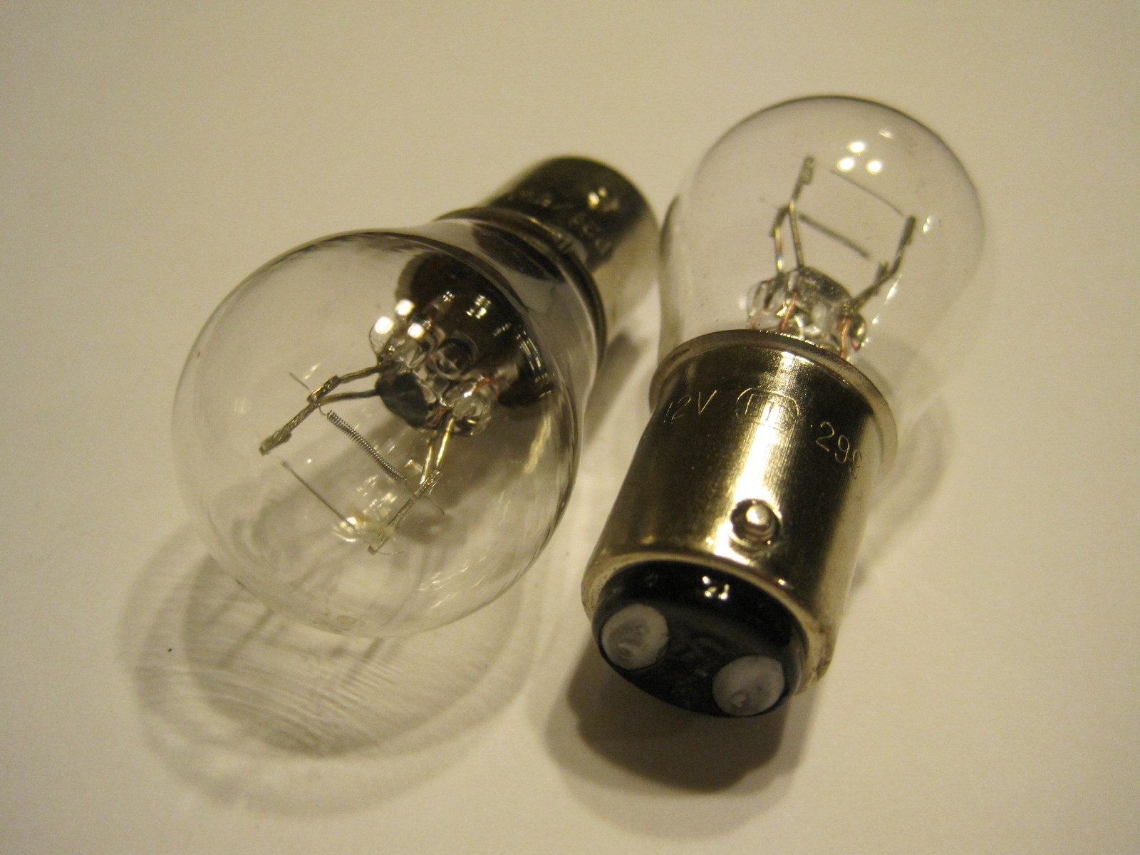 A PAIR OEM P21/5W 12V CLEAR BULB ON AUTO,ATV SCOOTER TAIL & BRAKE LIGHT