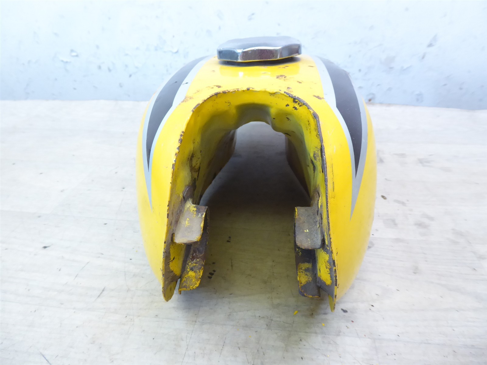 1979 Kawasaki KE100 G5 Enduro K21219) yellow gas petrol fuel tan with cap
