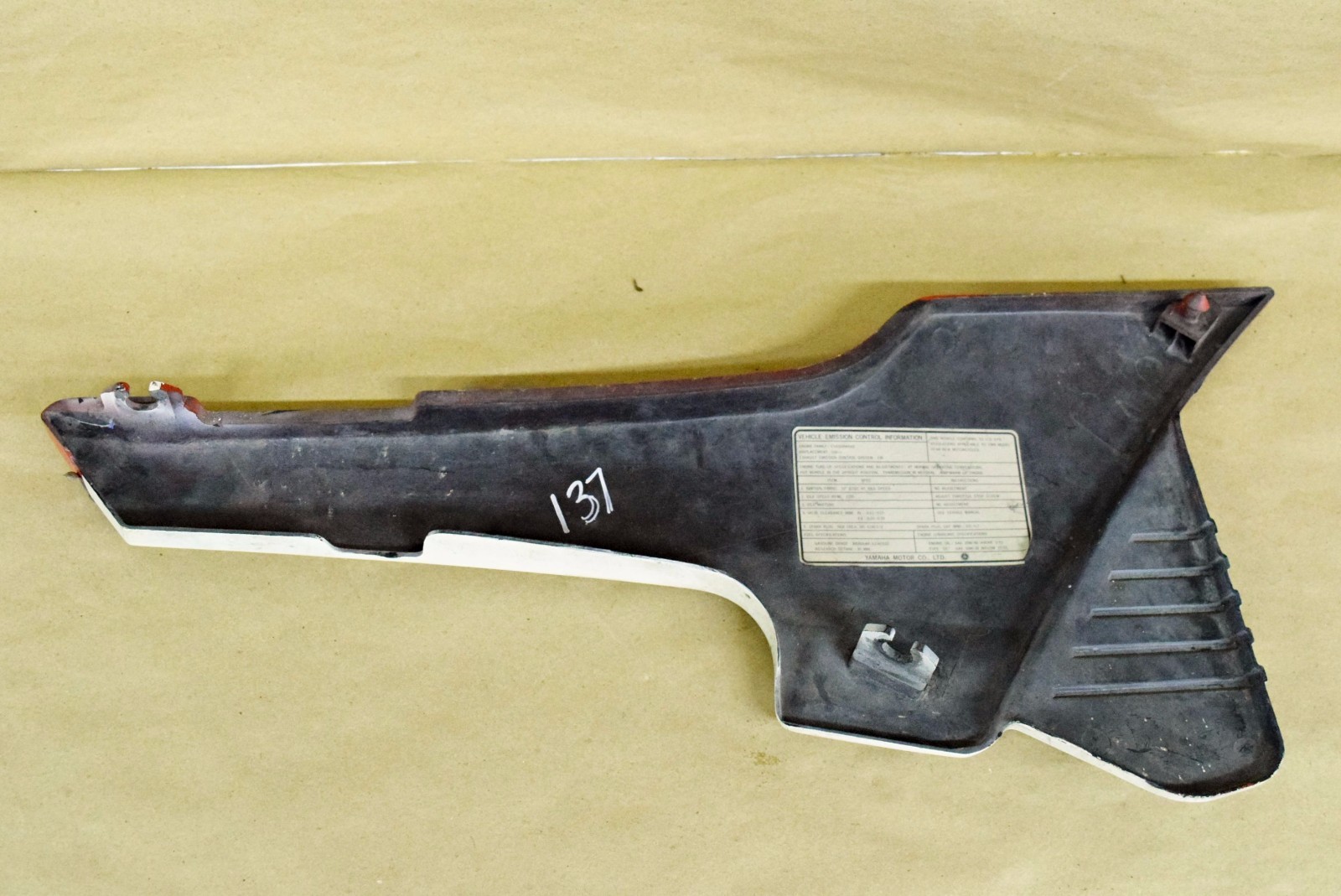 YAMAHA FJ600 FJ 600 1984 1985 LEFT SIDE BODY PANEL PLASTIC FAIRING COVER