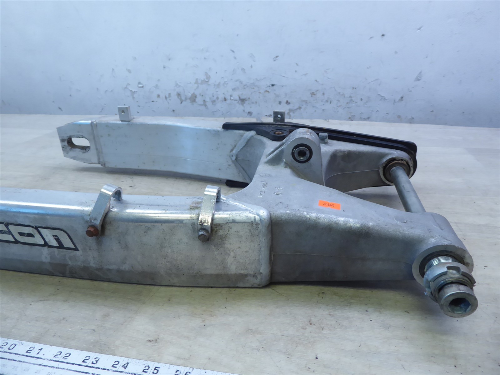 2000 Honda CBR600 F4 H20869) rear swingarm swing arm with mount bolt