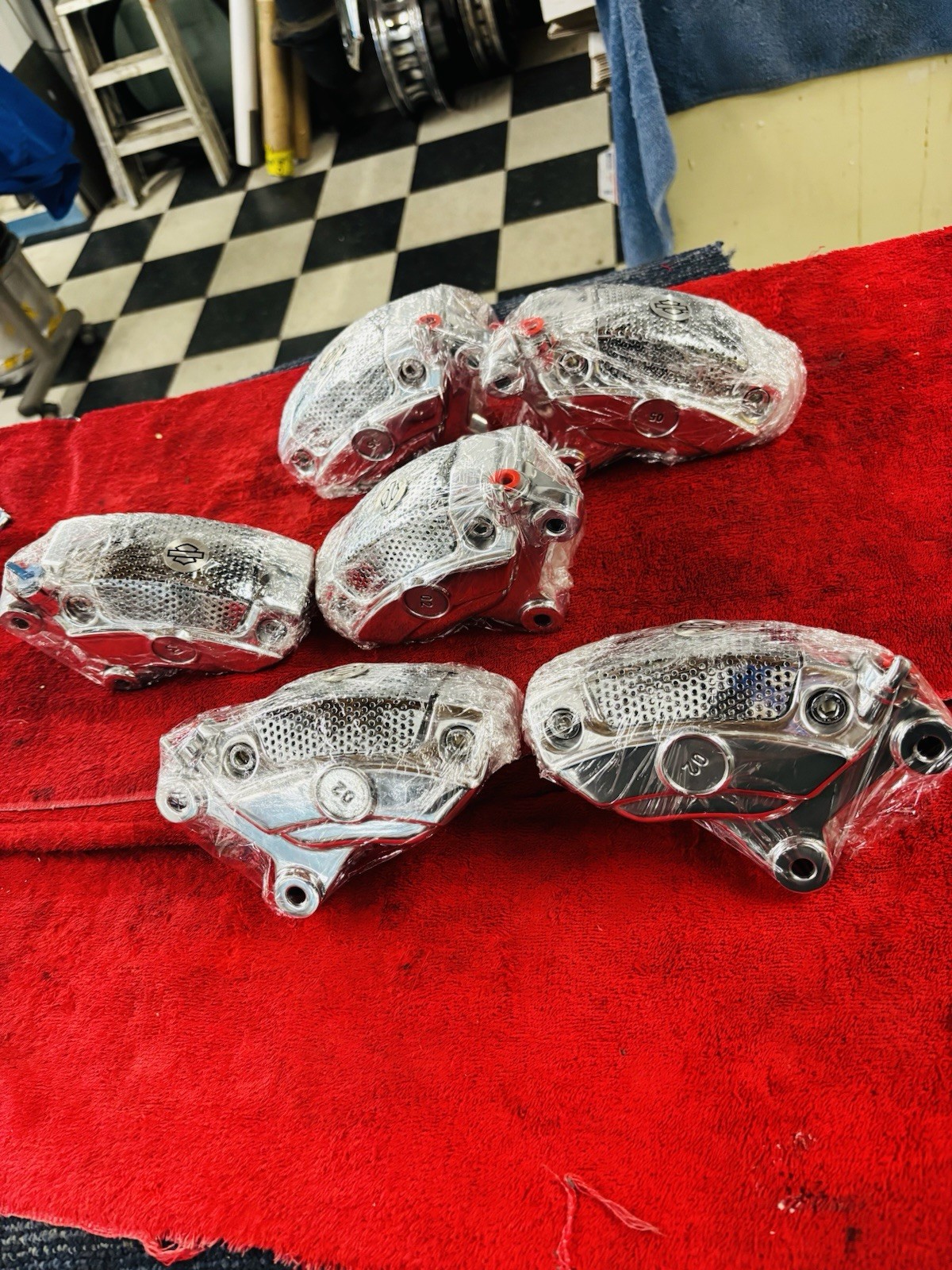 2 GENUNE CVO TOURING Harley-Front Brembo Brake Calipers With Mounting Hardware