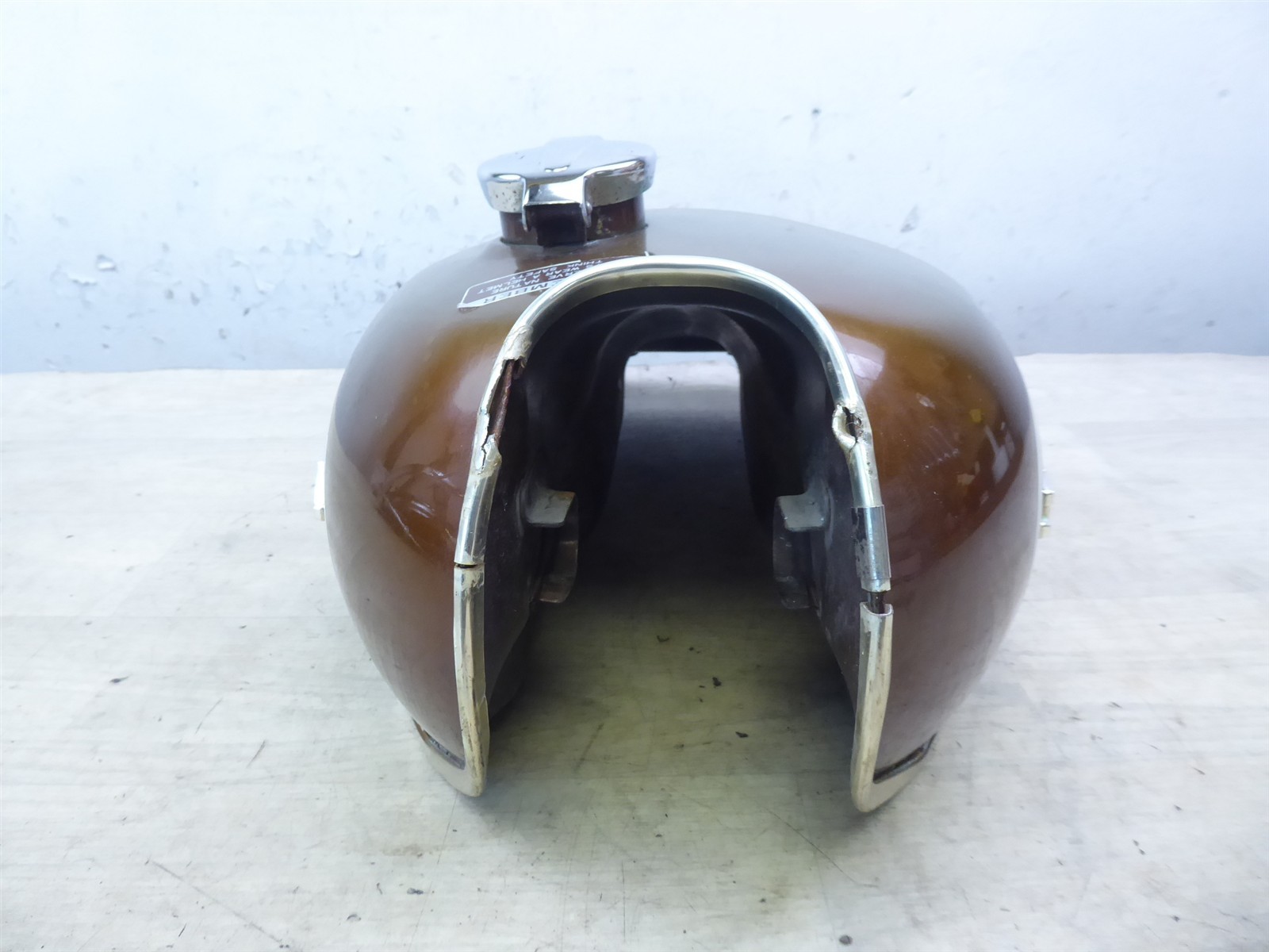 1972 Honda CB500 Four H21122) gas petrol fuel tank with emblems and cap