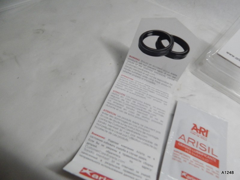 Ariete ARI.020 Front Fork Oil Seals Pair 30X40X9mm XNBR Universal w/Lubricant